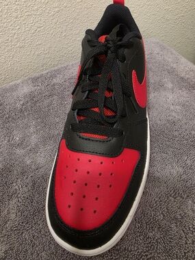 Nike Kids Black and Red Low-Top Sneakers